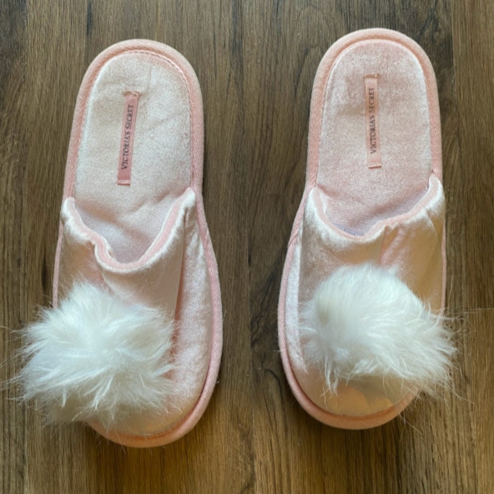 Victoria's Secret Pom Pom Slippers M